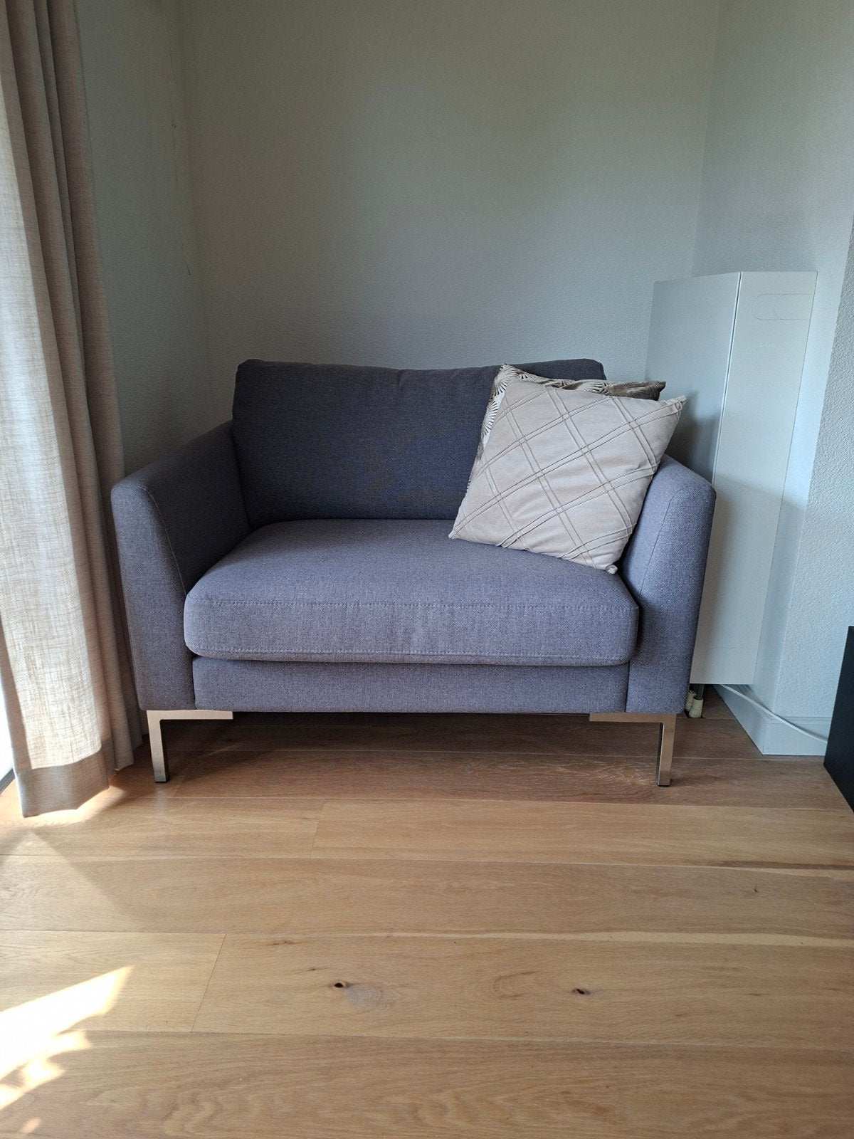 Comfortabele grijze fauteuil met metalen poten, Huis en Inrichting, Fauteuils, Ophalen, 75 tot 100 cm, Zo goed als nieuw, Stof