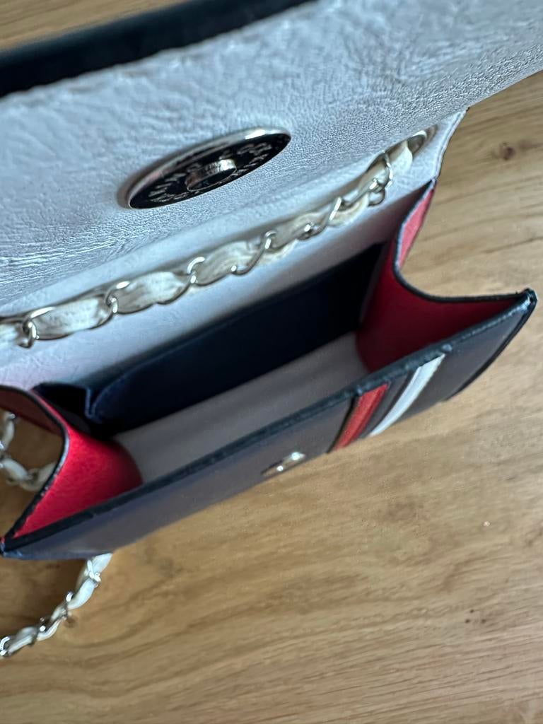 Donkerblauw tasje met rood en wit detail, Sieraden, Tassen en Uiterlijk, Tassen | Damestassen, Ophalen of Verzenden, Gebruikt