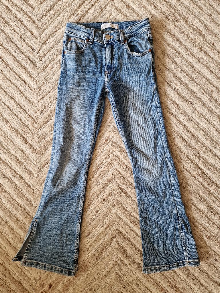 Mooie midden blauwe Zara Flared Jeans maat 128, Ophalen of Verzenden, Gebruikt, Meisje, Broek