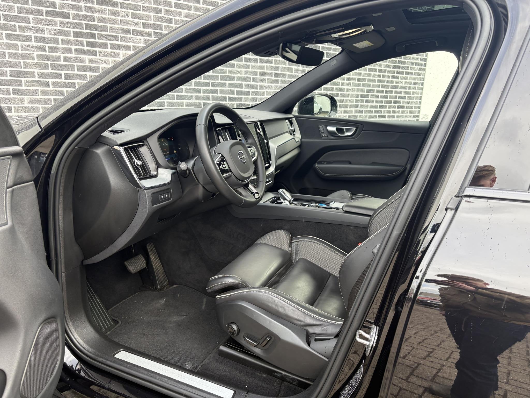 Volvo XC60 2.0 T6 Plug-in Hybrid AWD Plus Dark | PHEV Long R, Auto's, Volvo, Stof, Euro 6, 4 cilinders, 180 min