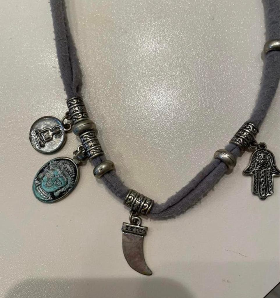 Grijze ketting met diverse hangers, Gebruikt, Ophalen of Verzenden, Grijs, Overige materialen