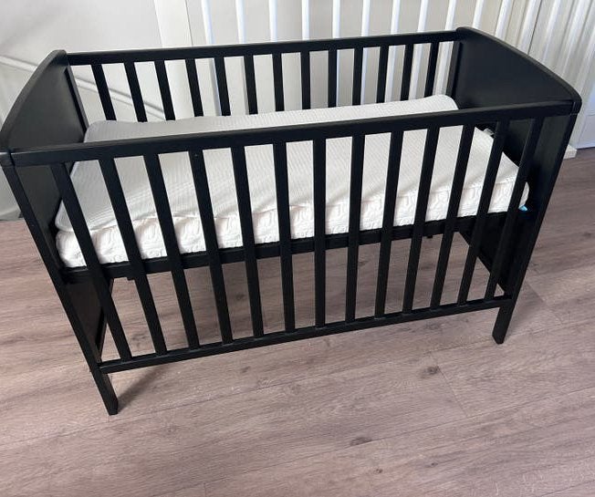 Ledikant zwart met aerosleep matras, Kinderen en Baby's, Babywiegjes en Ledikanten, Ophalen, Zo goed als nieuw, Ledikant