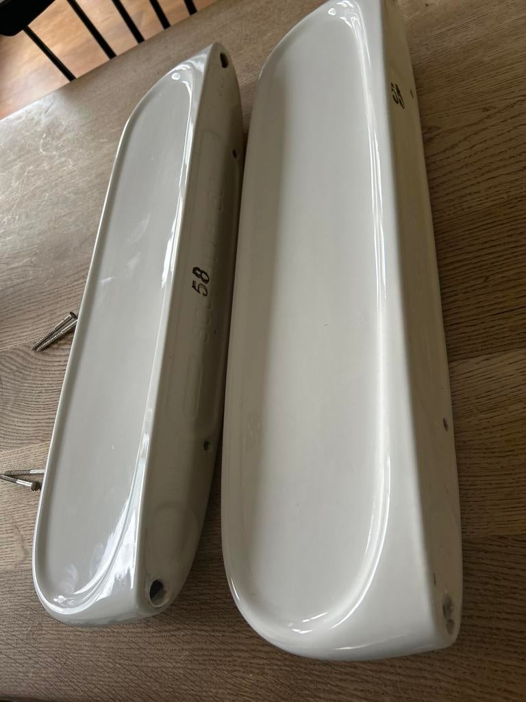 2x white ceramic shelves, Huis en Inrichting, Woonaccessoires | Wandplanken en Boekenplanken, Zo goed als nieuw, Ophalen