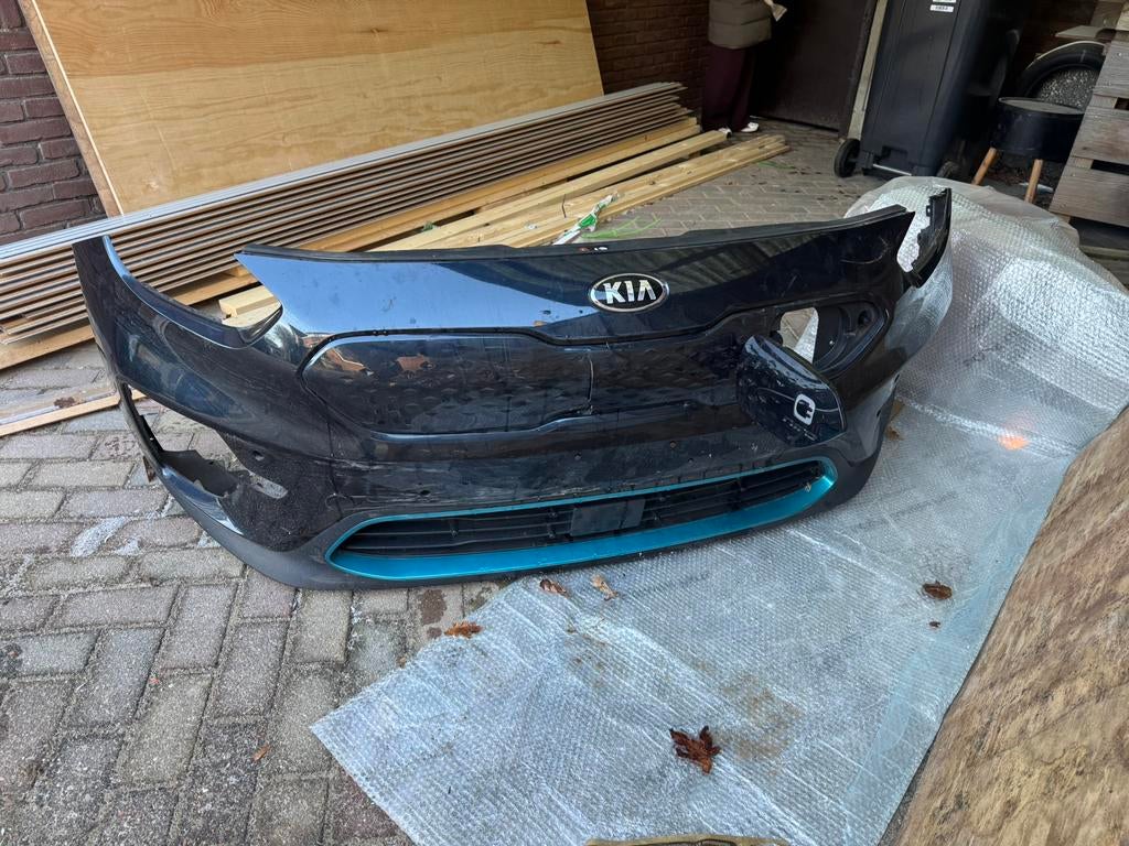 Bumper Kia Nero EV met wat schade, Voor, Ophalen of Verzenden, Bumper, Gebruikt