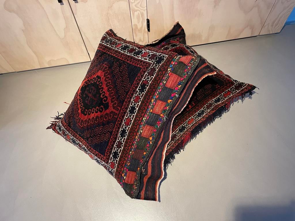 2 unieke Perzische wollen zitzakken/kussens van kamelenzak, Huis en Inrichting, Woonaccessoires | Kussens, Ophalen, Gebruikt, Rood