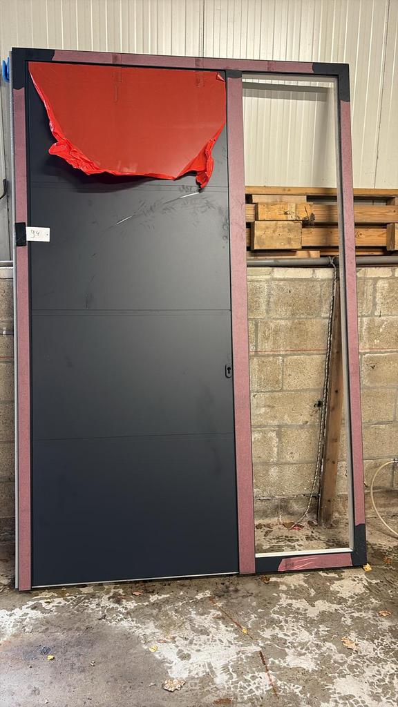 (94) Nieuwe aluminium voordeur met zijlicht incl kozijn, Ophalen, Deurkozijn, 150 tot 225 cm, 225 cm of meer
