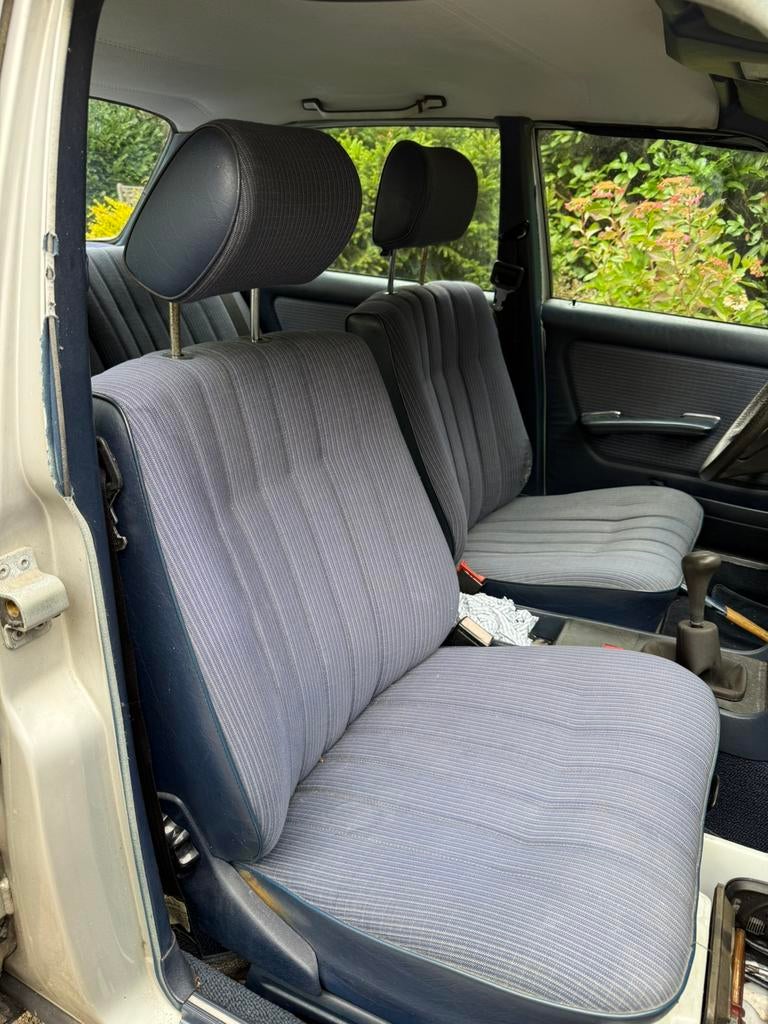 Mercedes Benz 230E 5 bak zilvergrijs met blauw project, foto 11