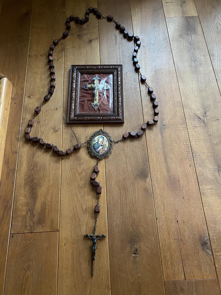 oude kruisbeeld achter bolglas, Ophalen