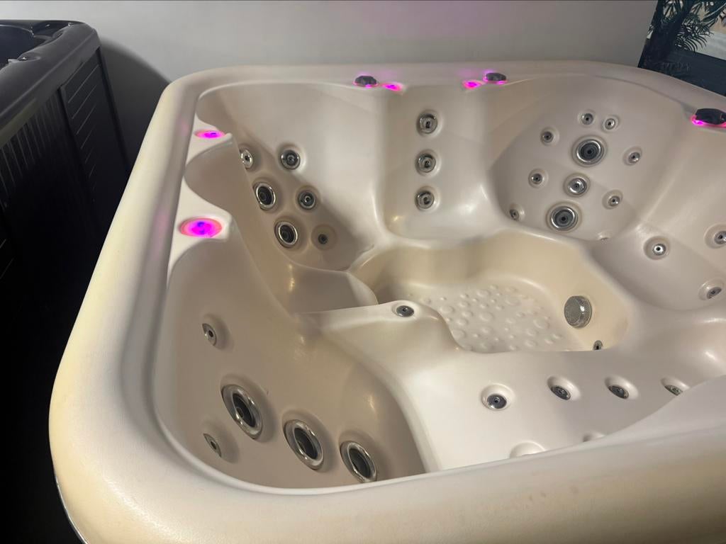 Jacuzzi Spa Balboa – 235x235 – plug & play 220V, Ophalen, Zo goed als nieuw, Trap, Vast
