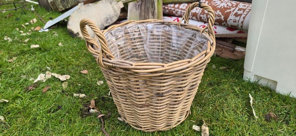 Grote rieten mand met plastic binnenzak, Tuin en Terras, Overige materialen, Gebruikt, Rond, Minder dan 40 cm