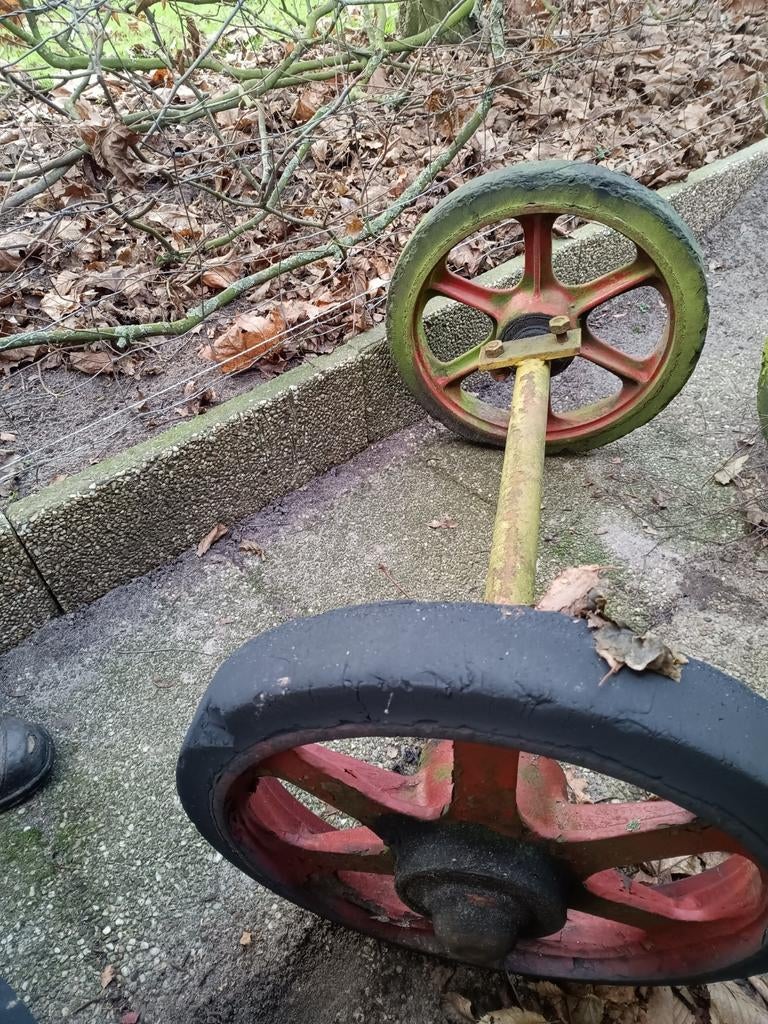 2 degelijke gietijzeren wielen, Doe-het-zelf en Verbouw, Ophalen of Verzenden