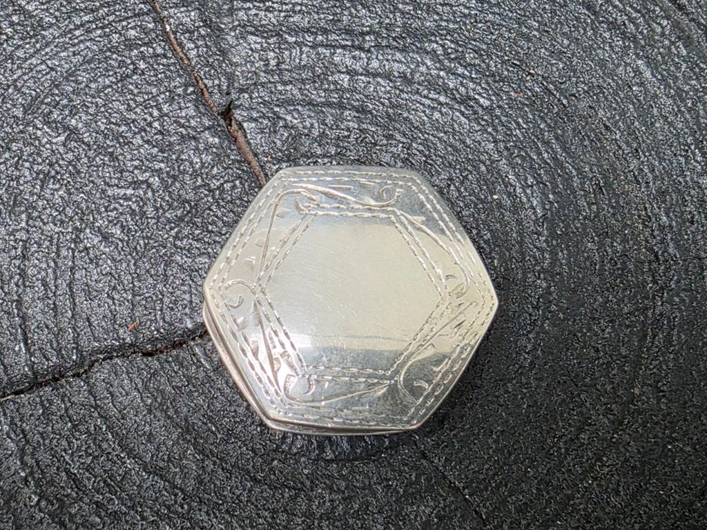 Zilveren zeshoekig pillendoosje met gravure, Antiek en Kunst, Verzenden, Zilver