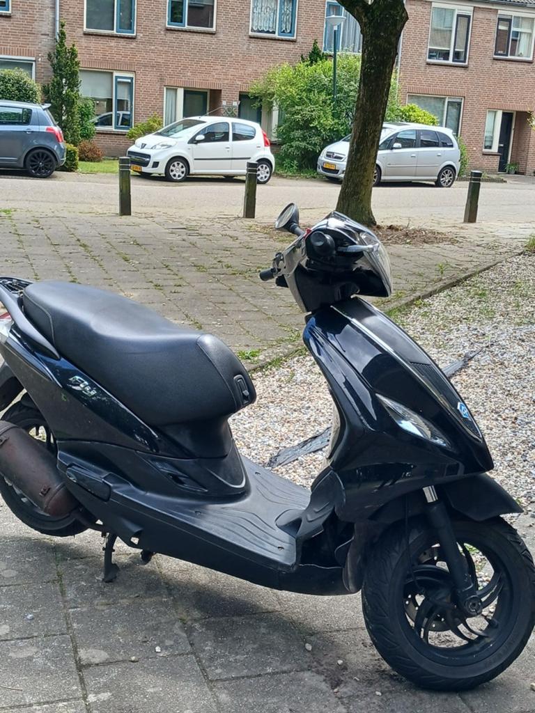 Piaggio new fly 4 takt snor, Fietsen en Brommers, Scooters | Piaggio, Ophalen of Verzenden, Benzine, Fly