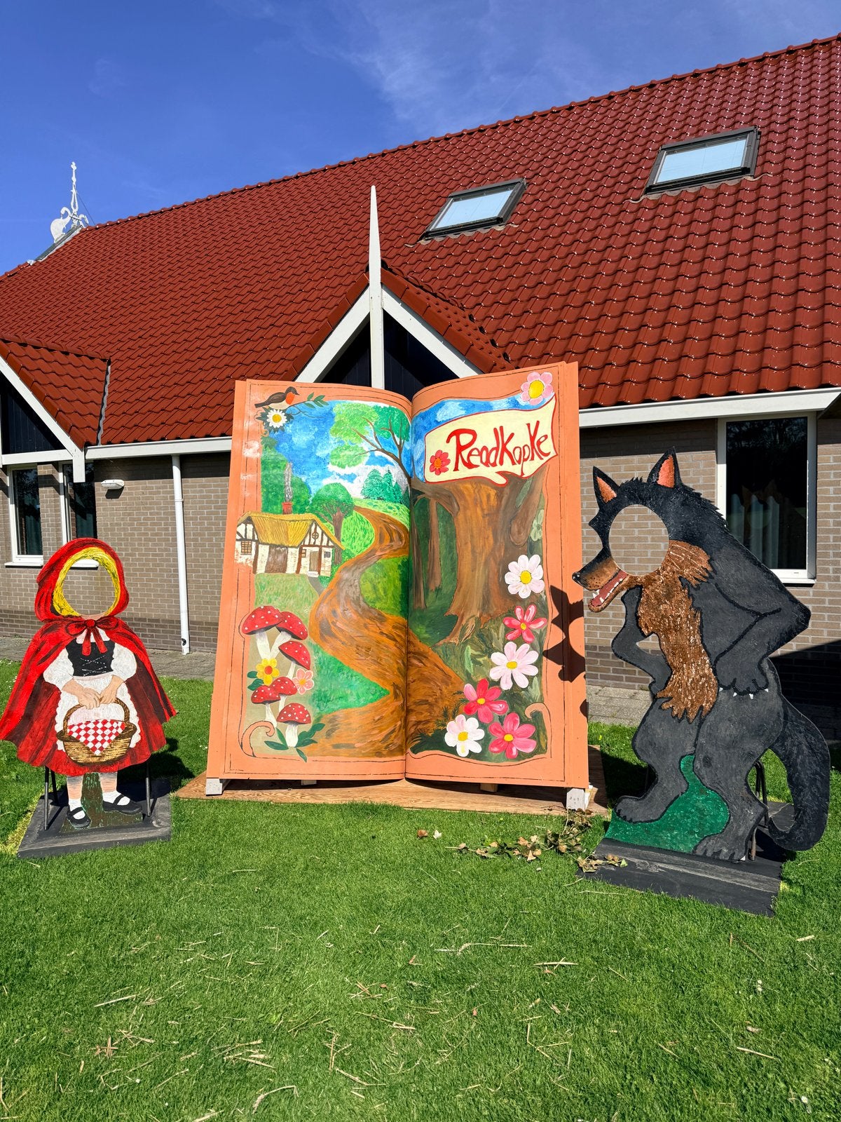 Roodkapje decoratie voor dorpsfeest of evenement, Ophalen, Gebruikt, Versiering, Overige