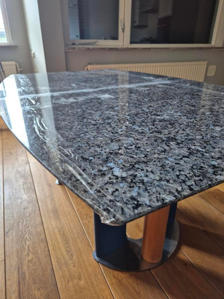 Moderne eettafel met granieten blad en unieke poten, Huis en Inrichting, Tafels | Eettafels, Modern, Eigentijds, Gebruikt, 100 tot 150 cm