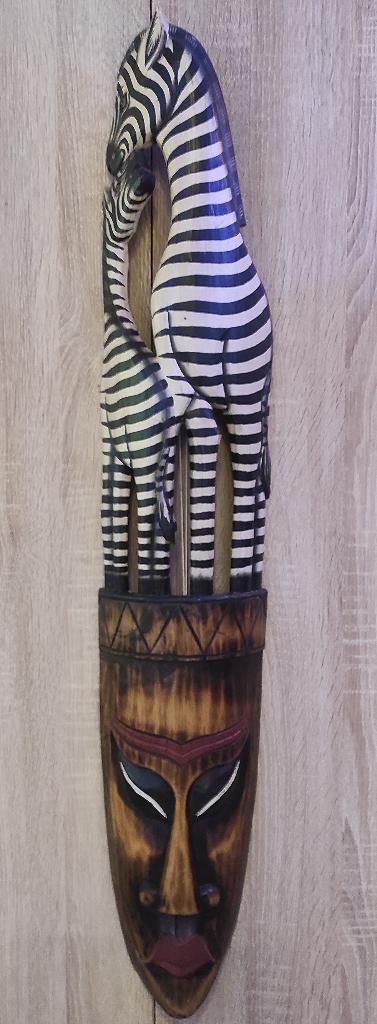 Dierenmasker gemaakt van hout, Ophalen