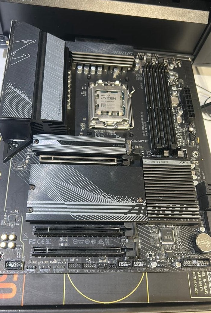 AMD Ryzen 5 7600X + Gigabyte B650 AORUS ELITE AX V2 | AM5, Ophalen, Zo goed als nieuw, 6-core, 4 Ghz of meer