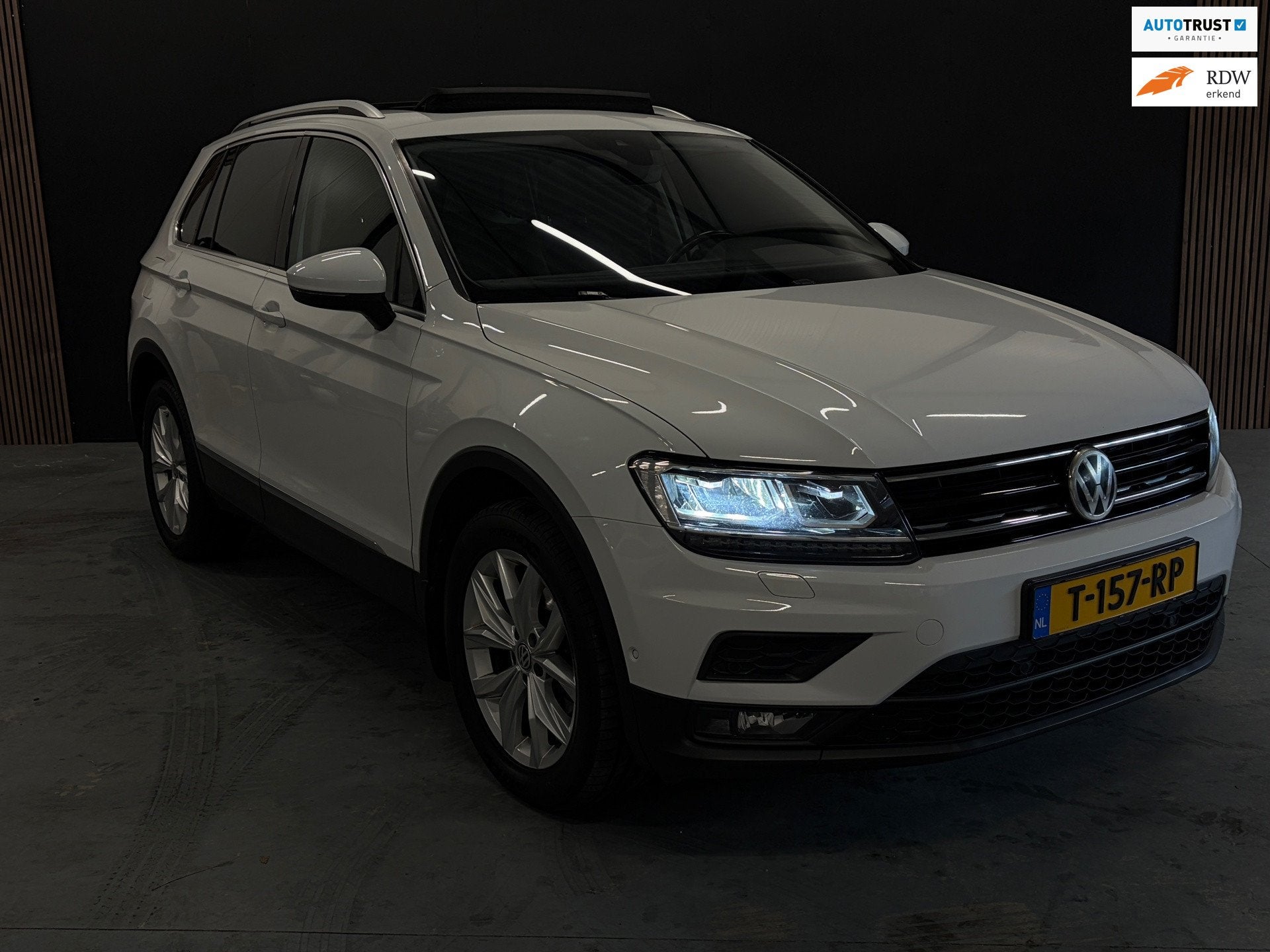 Volkswagen Tiguan 1.4 TSI 4Motion Highline Business R Pano T, Auto's, Automaat, Gebruikt, 4 cilinders, Wit