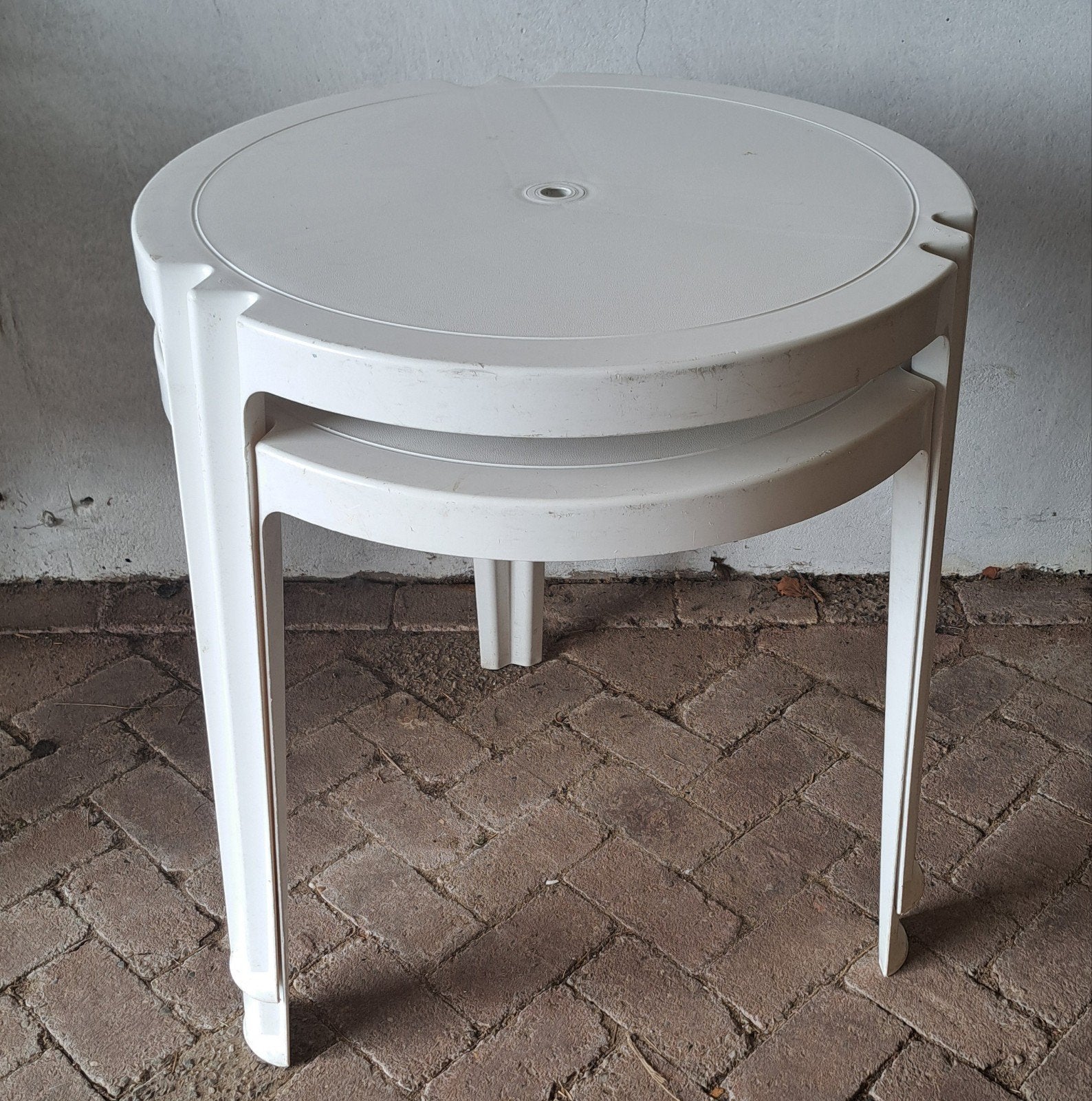 Partij van 24 ronde stapelbare kunststof tafels., Ophalen, Gebruikt, Rond, Kunststof