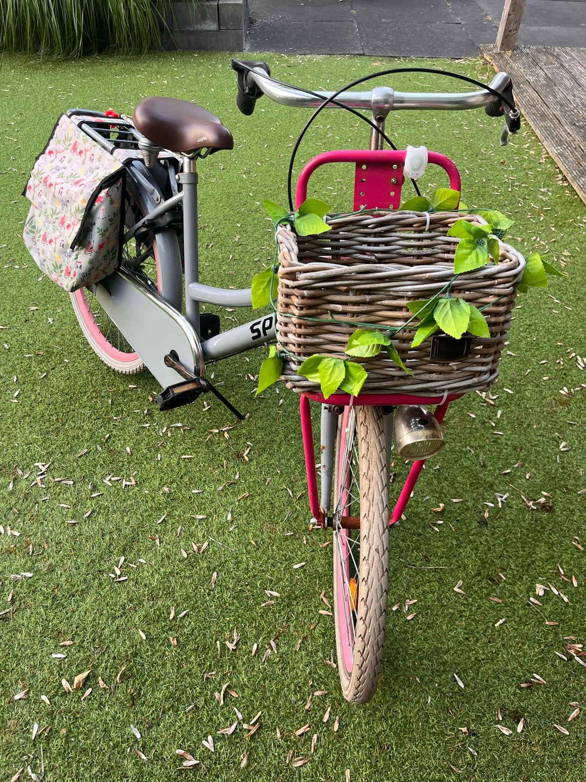 Spirit Meisjesfiets 24 inch met mand en fietstassen, Ophalen, Terugtraprem, Handrem, Gebruikt