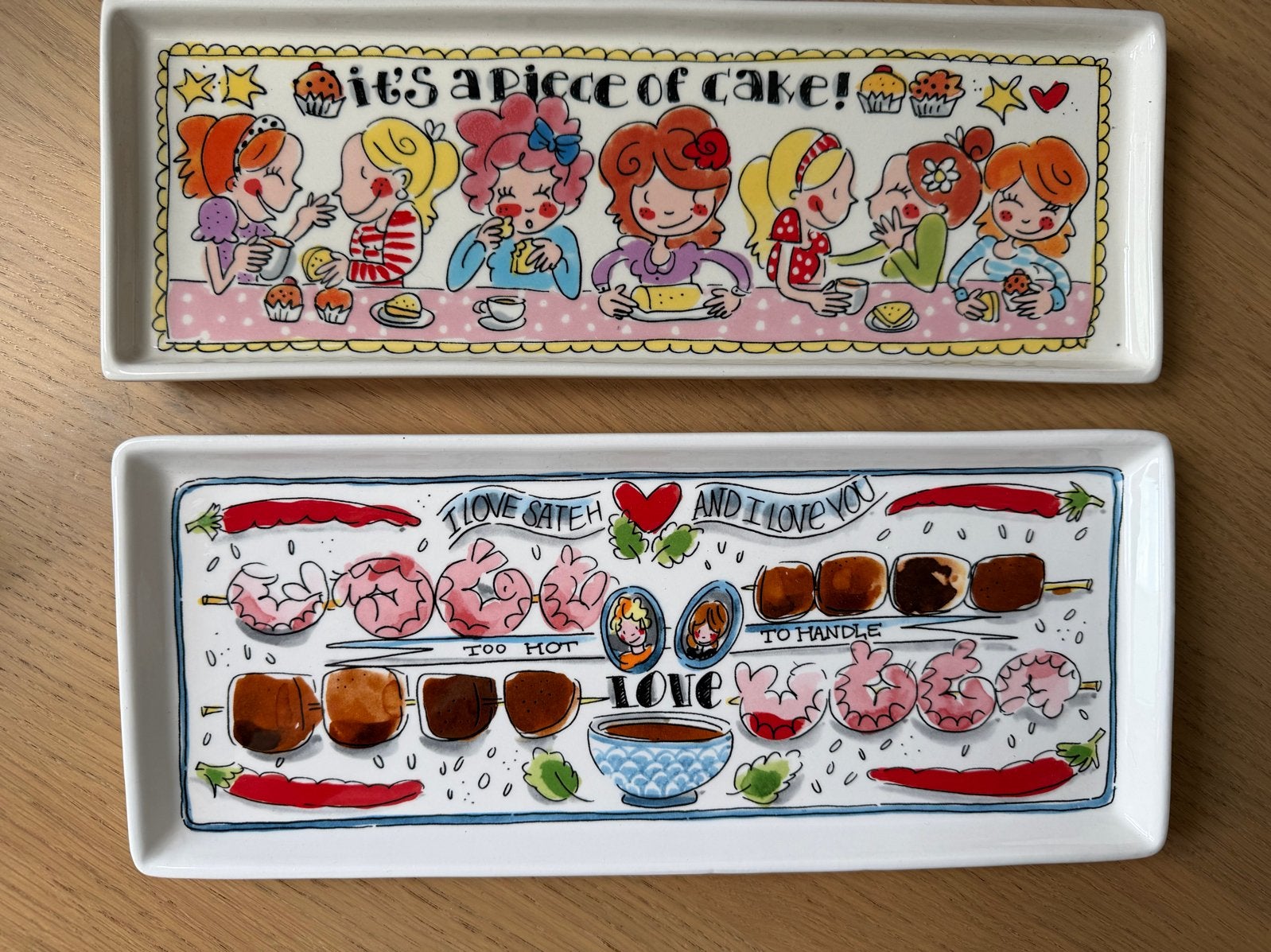 Blond schalen 'I love sate' & ‘It's a piece of cake’, Huis en Inrichting, Keuken | Servies, Ophalen, Gebruikt, Keramiek, Schaal of Schalen