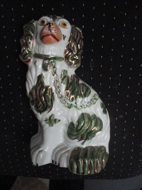 Staffordshire hond, spaniel met groen en goud 25 cm, Antiek en Kunst, Ophalen of Verzenden