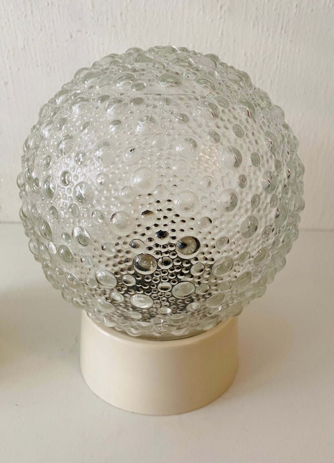 Relief glazen 70s plafondlamp bolletje , 2 in voorr., Ophalen of Verzenden, Huis en Inrichting