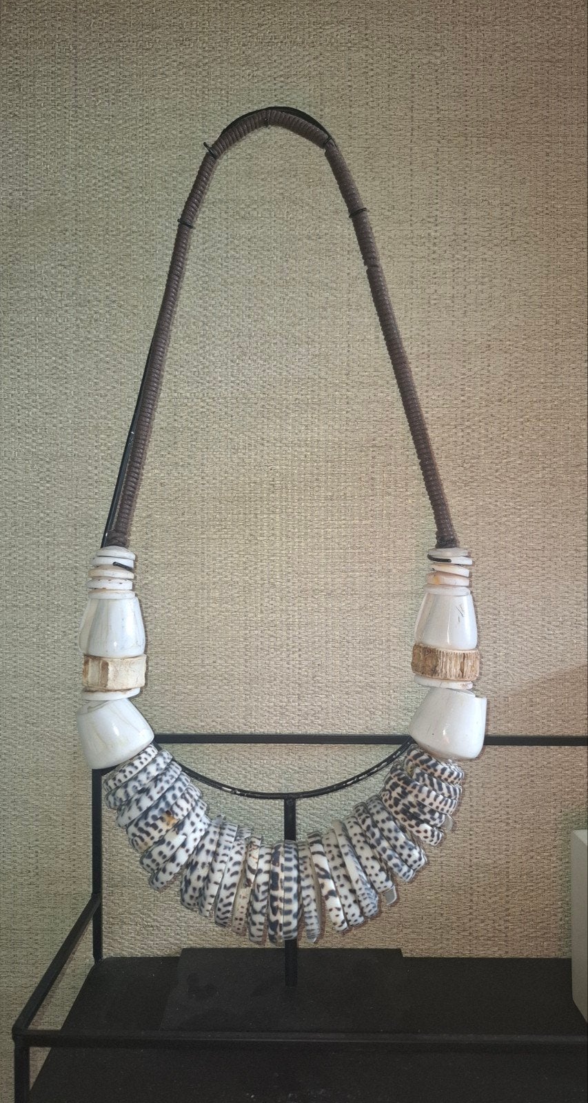 Hoge schelpenketting, ketting van schelpen op standaard, 56 cm, Meerkleurig, Ophalen of Verzenden, Natuurlijk materiaal