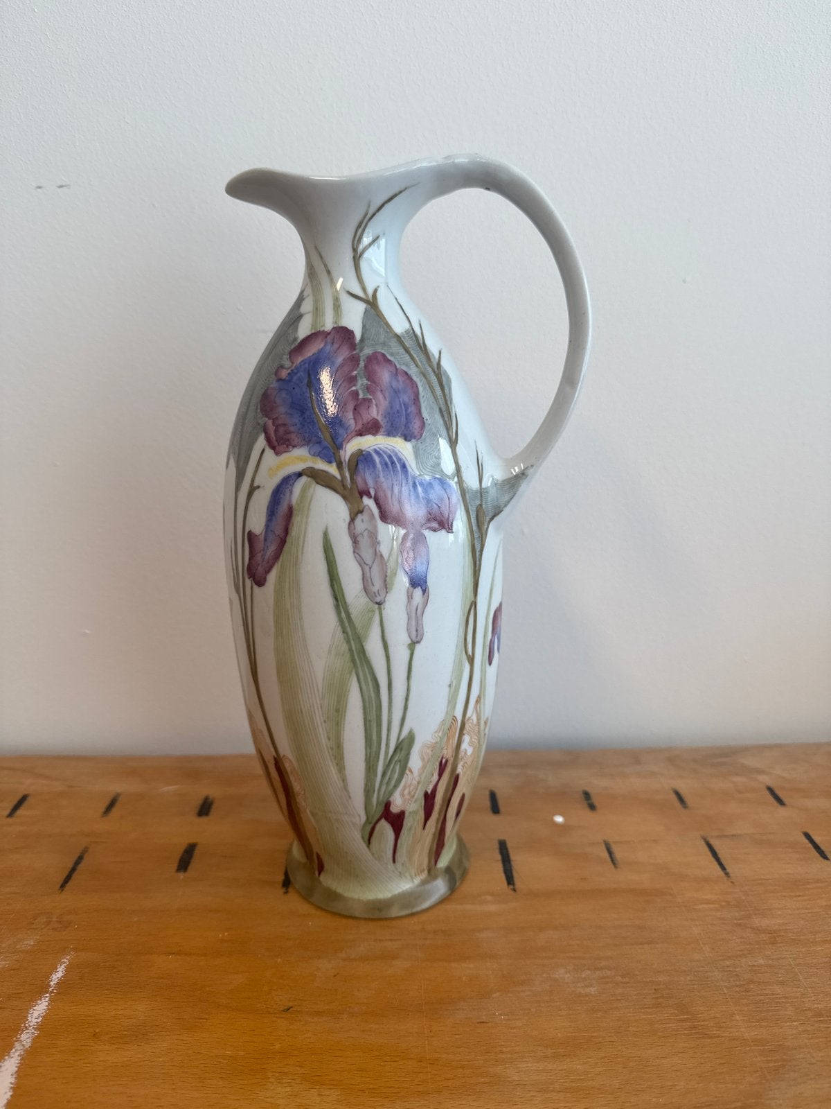 Antieke Colenbrander Vaas met Iris Decoratie, Verzenden