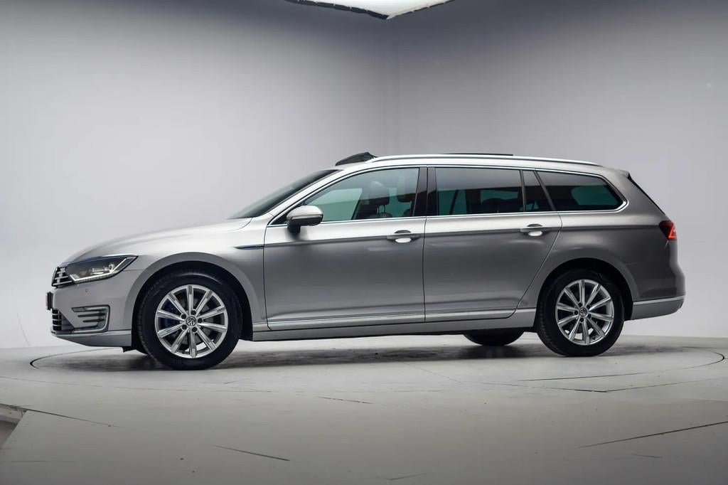 Volkswagen Passat 1.4 TSI GTE [ Panoramadak Camera LED ], Auto's, Automaat, Gebruikt, Hybride Elektrisch/Benzine, 93 €/maand