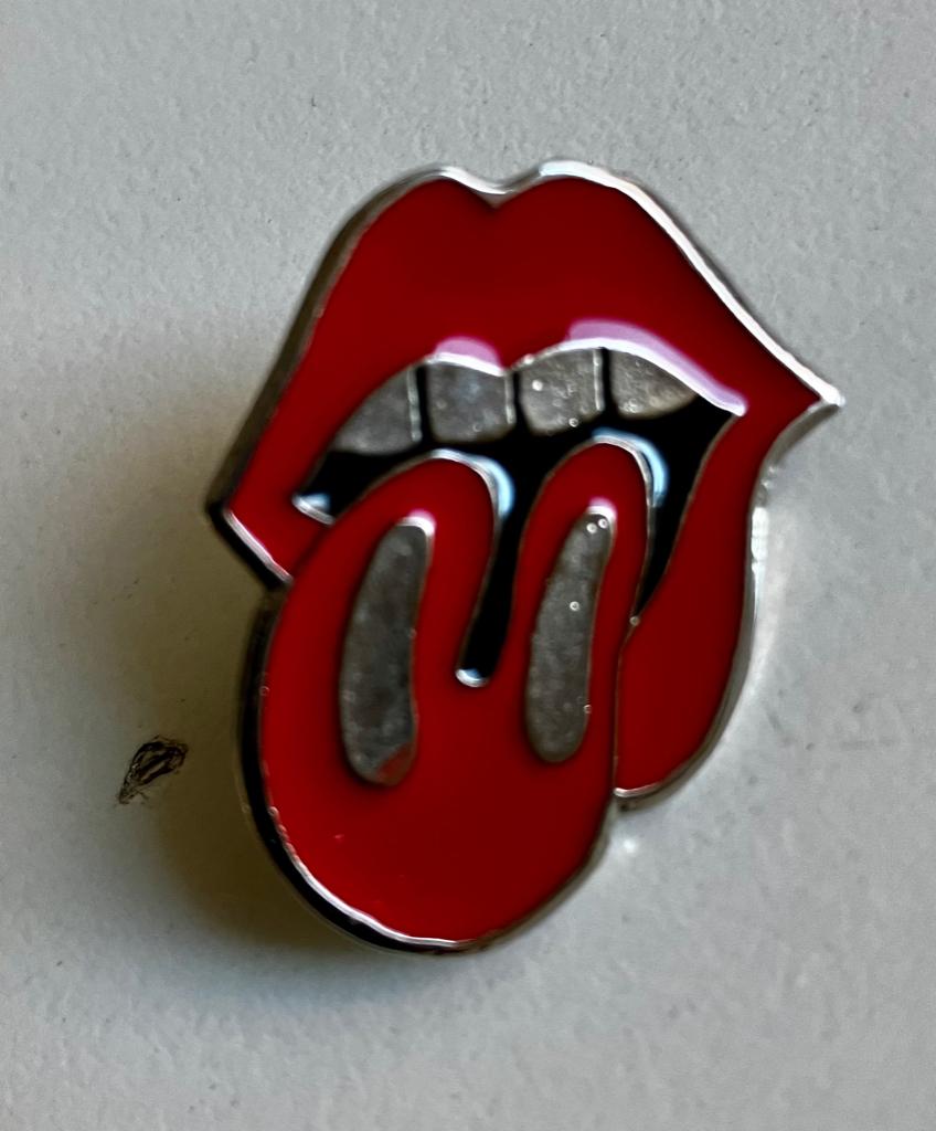 MP706E Rolling stones tong pin €10 nieuwstaat, Verzamelen, Speldjes, Pins en Buttons, Ophalen of Verzenden, Nieuw, Figuurtje, Speldje of Pin
