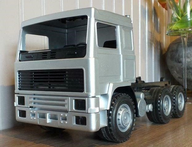 Bruder-Volvo-F16-Intercooler-Zilver/Zwart tbv Tamiya Wedico, Ophalen of Verzenden, Zo goed als nieuw