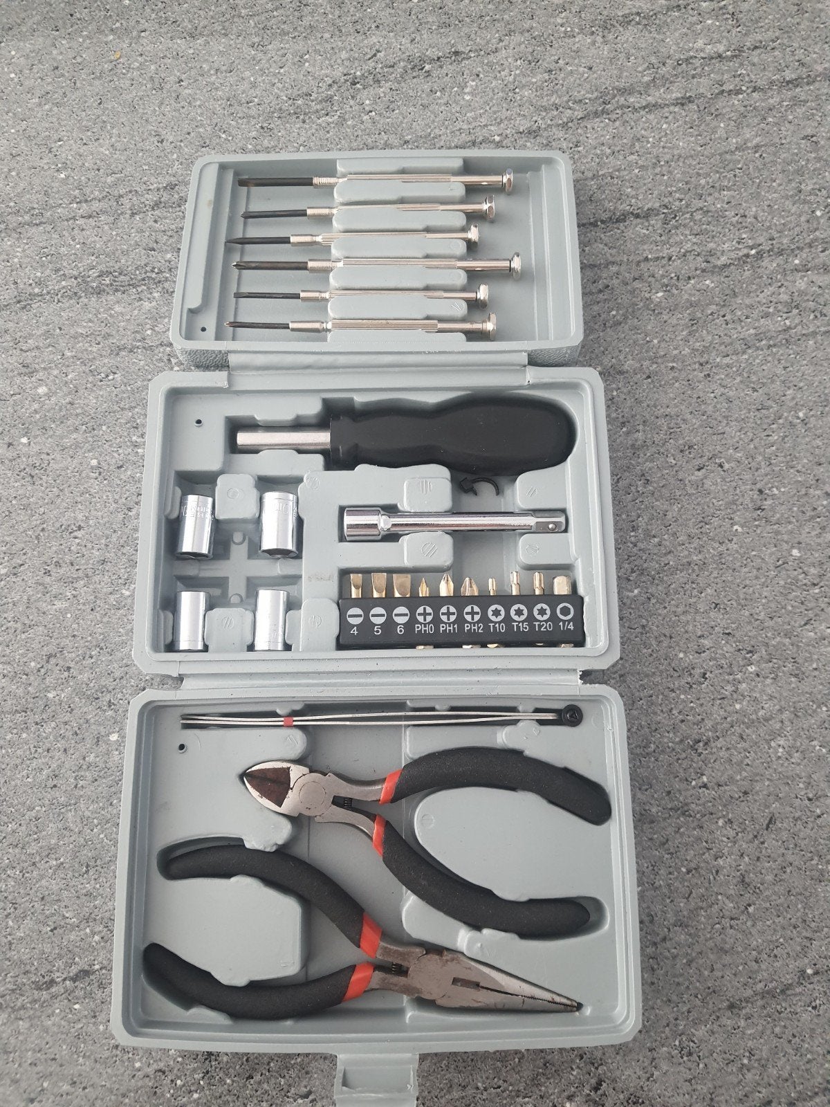 Gereedschapsset met tangen, schroevendraaiers en doppen, Ophalen of Verzenden, Gebruikt, Gereedschapsset, Overige merken