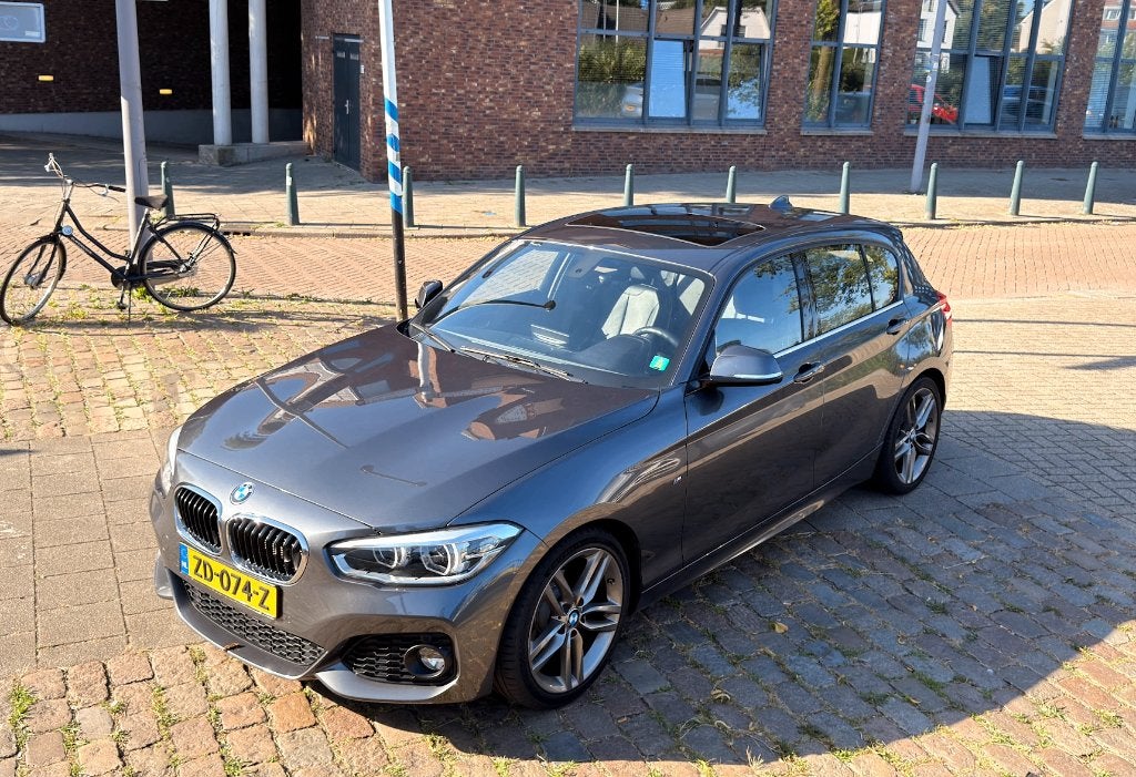 BMW 118i Aut 2019 Grijs M sport package full, 650 kg, Particulier, 3 cilinders, Zilver of Grijs