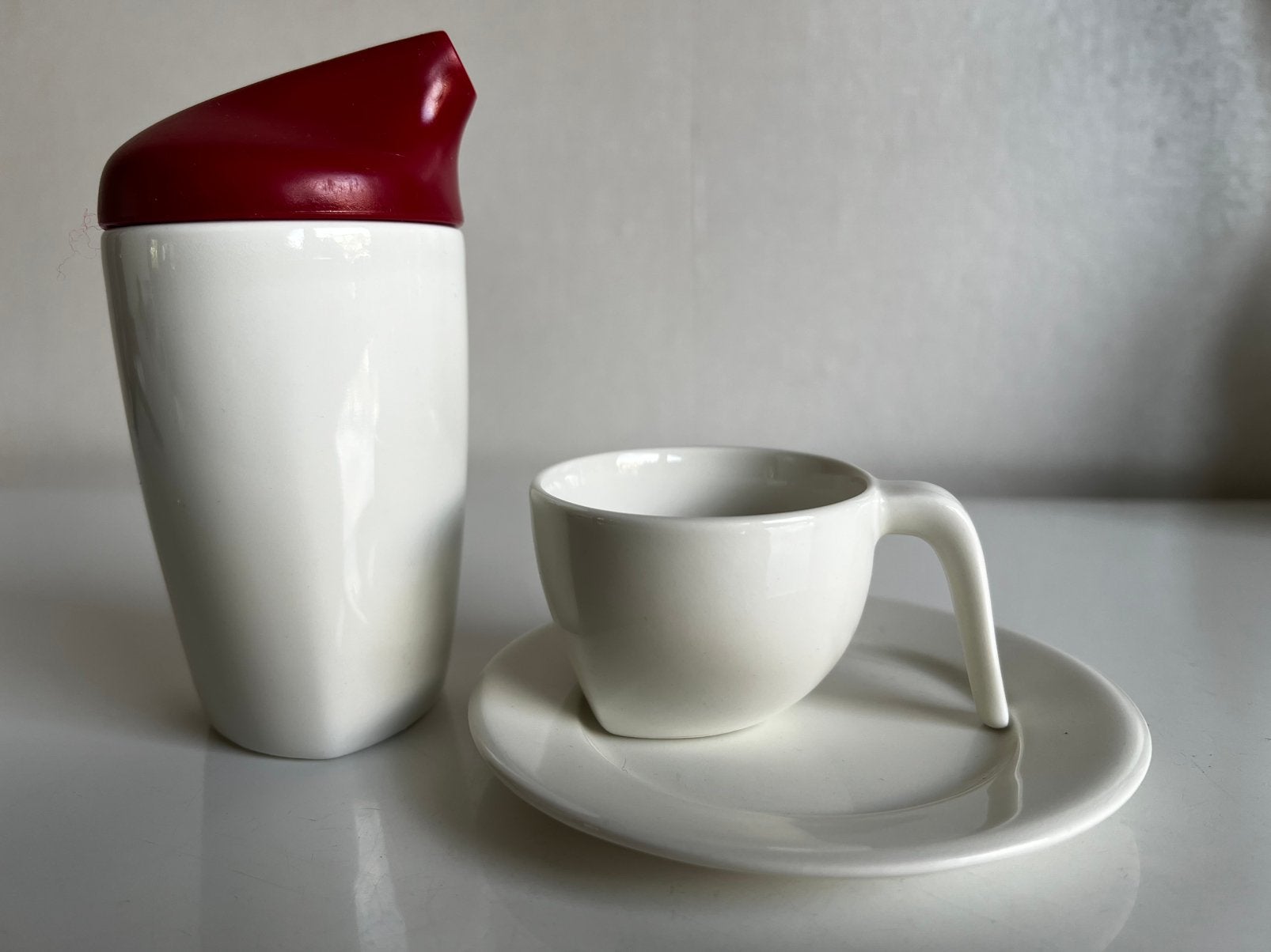 Arabia Ego Espresso Kop Schotel Melkkan Rood Stefan Lindfors, Arabia, Ophalen of Verzenden, Zo goed als nieuw, Kop(pen) en/of Schotel(s)