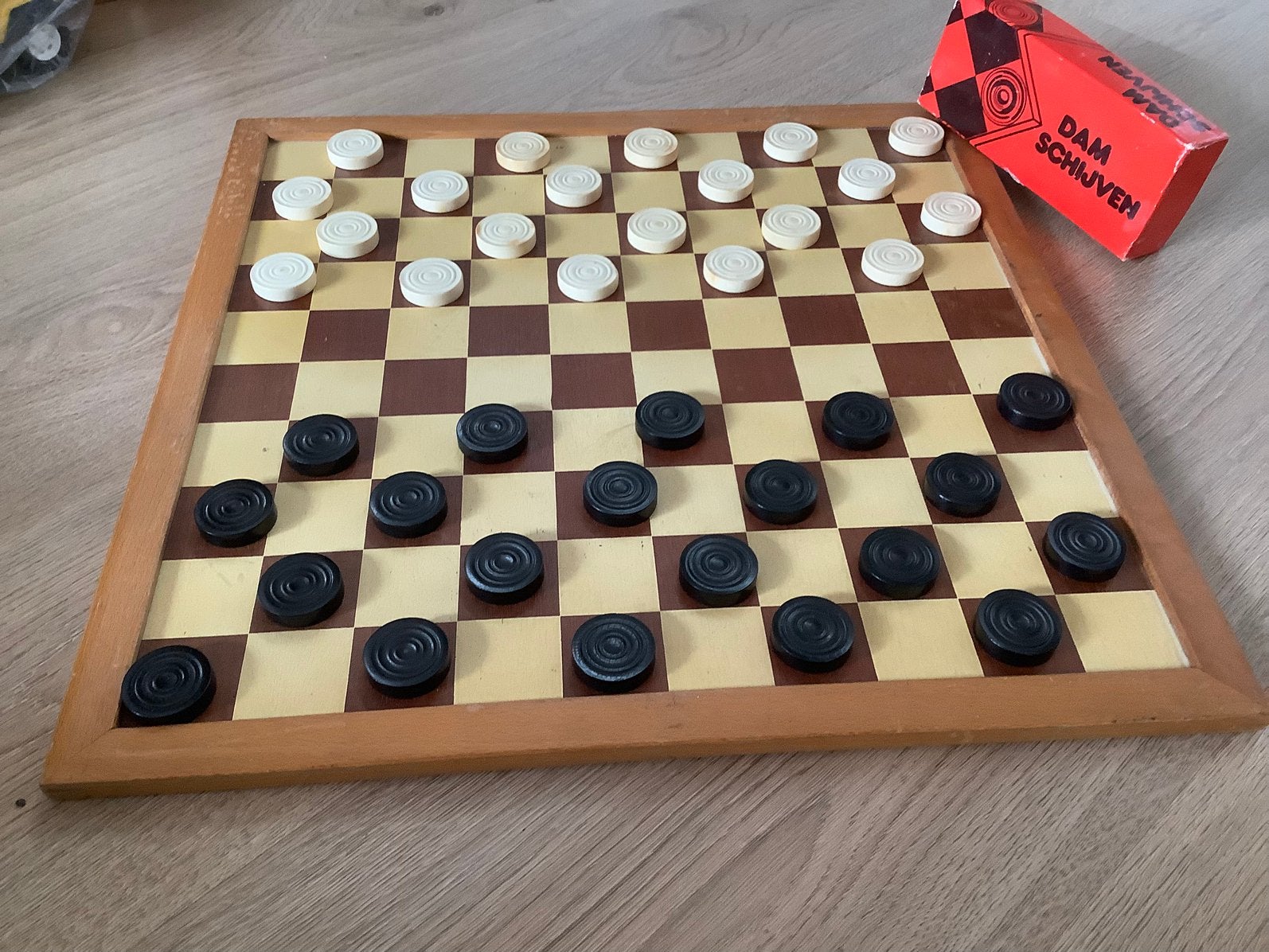 Houten dambord met houten damschijven, Ophalen, Zo goed als nieuw
