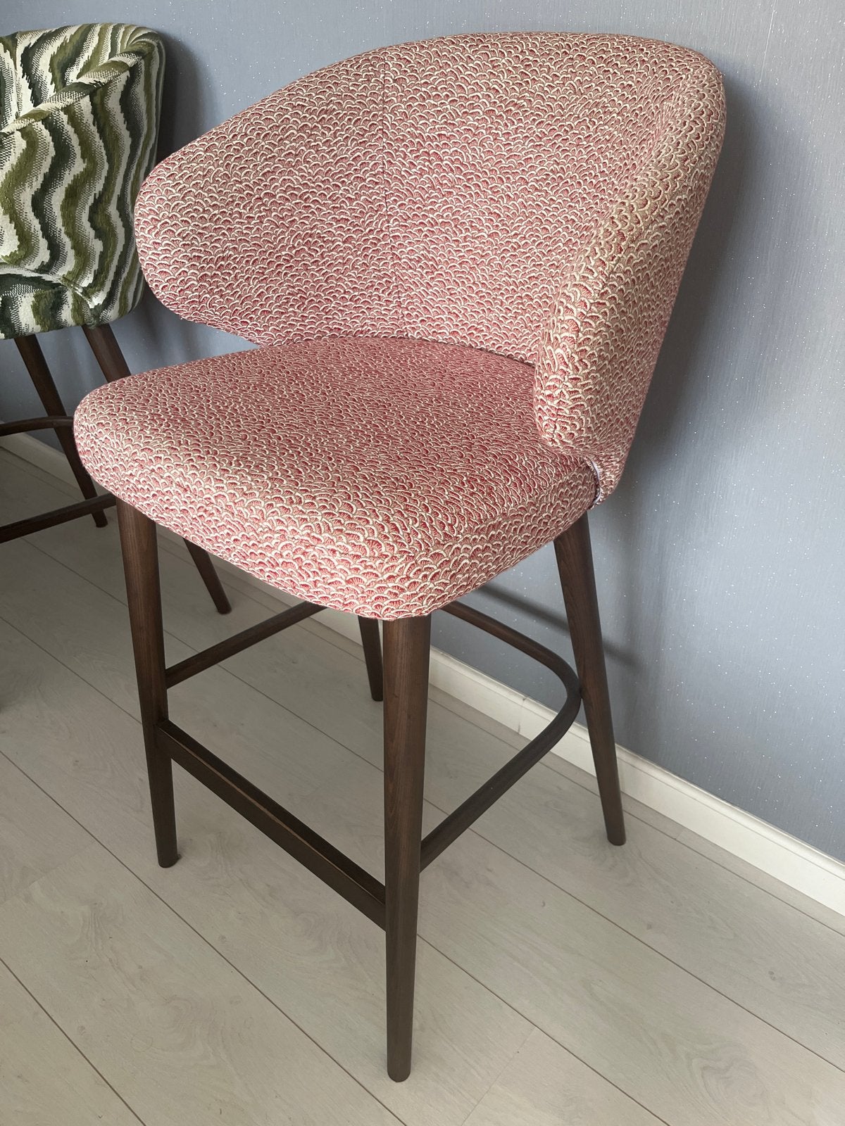 Stijlvolle barkruk met roze patroon, Ophalen of Verzenden, Zo goed als nieuw, Hout, 90 cm of meer