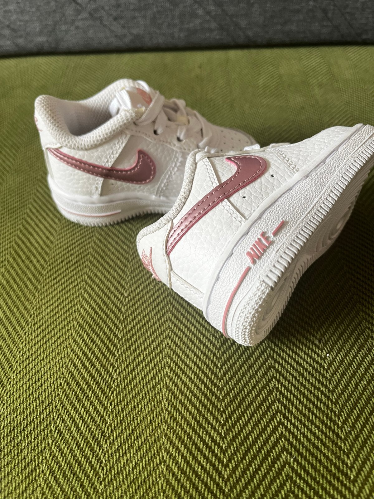 Nike Airforce 1 & vilten babyschoentjes, Kinderen en Baby's, Ophalen of Verzenden, Zo goed als nieuw, Jongen of Meisje, Schoenen