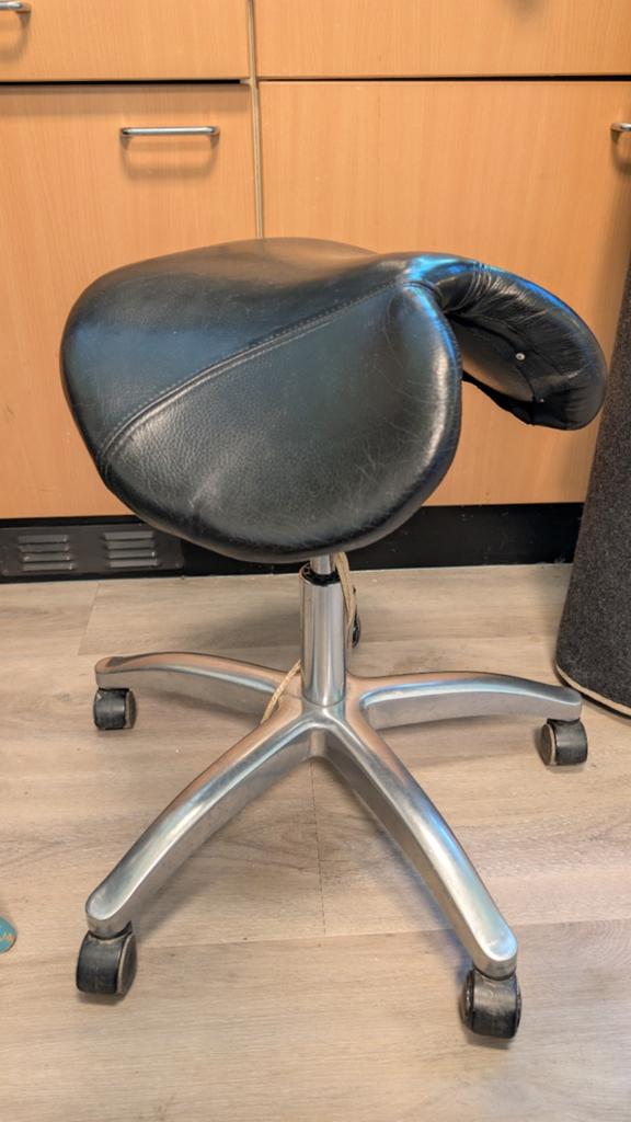 Stevige leren zadelkruk, in hoogte verstelbaar, Huis en Inrichting, Stoelen, Ophalen, Gebruikt, Zwart, Eén