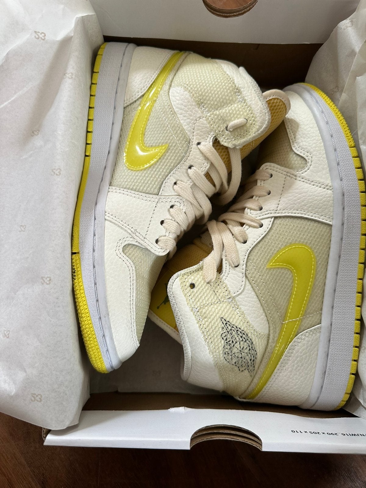 Air Jordan 1 Mid SE Voltage Yellow, Geel, Ophalen of Verzenden, Sneakers of Gympen, Zo goed als nieuw