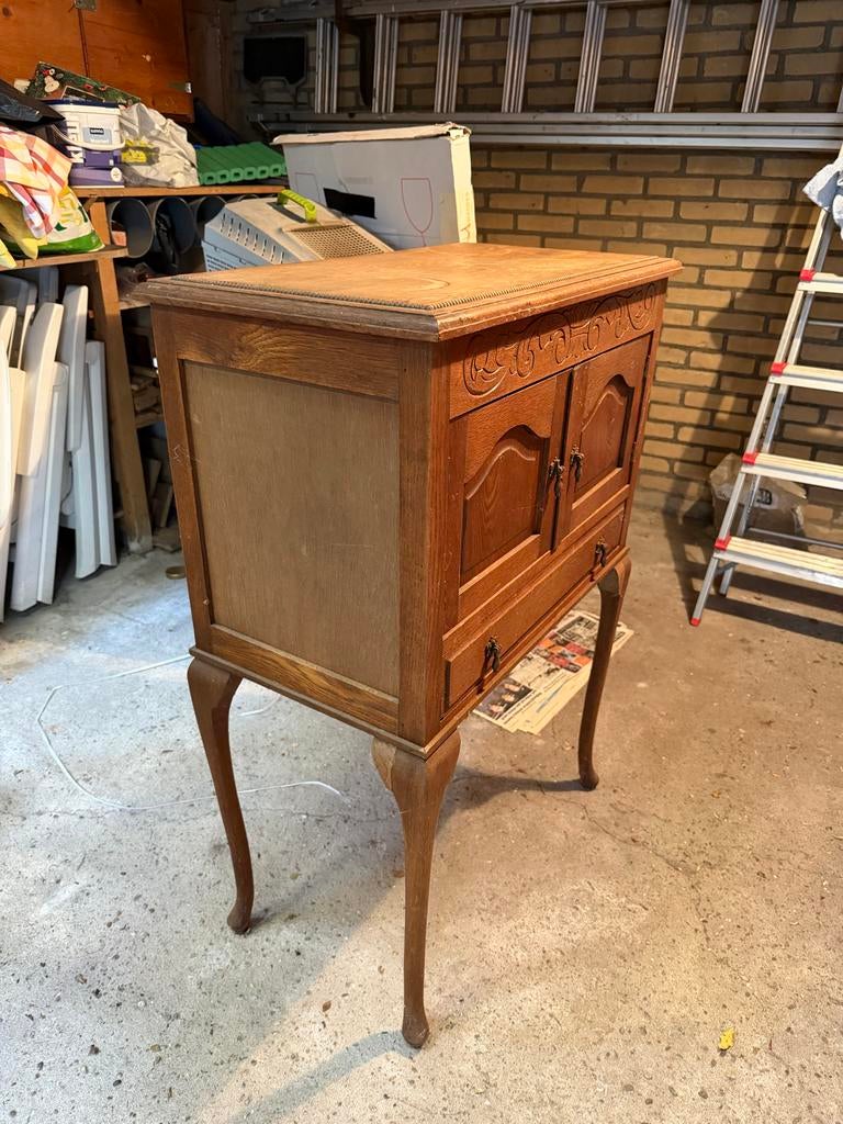 Antiek houten kastje met sierlijke details, Ophalen