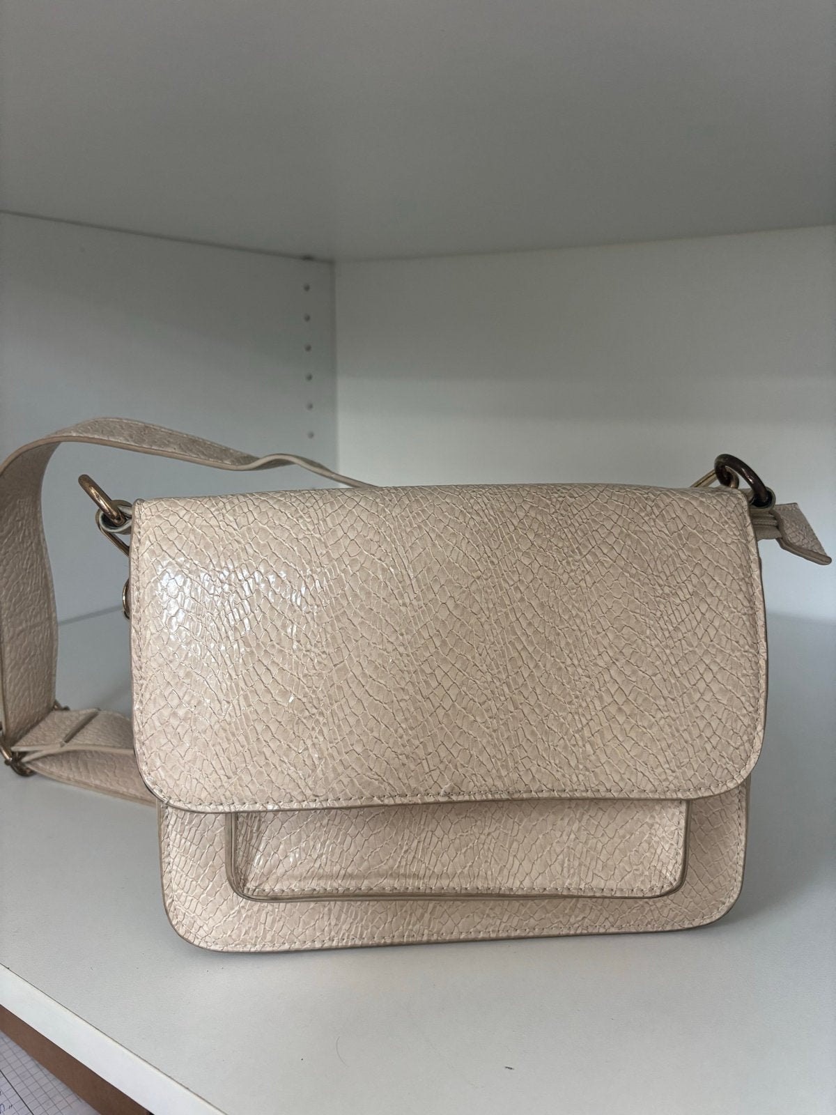Beige schoudertasje met croco-print, Ophalen of Verzenden, Gebruikt, Beige, Schoudertasje