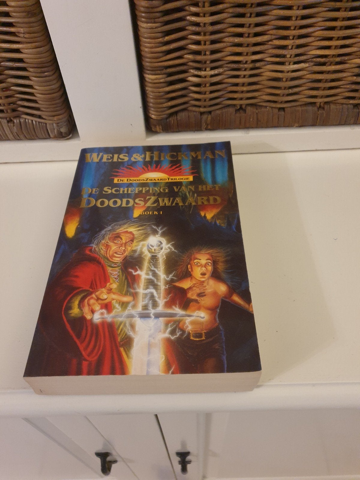 Weis en Hickman - De schepping van het doodszwaard, Boeken, Ophalen of Verzenden, Gelezen