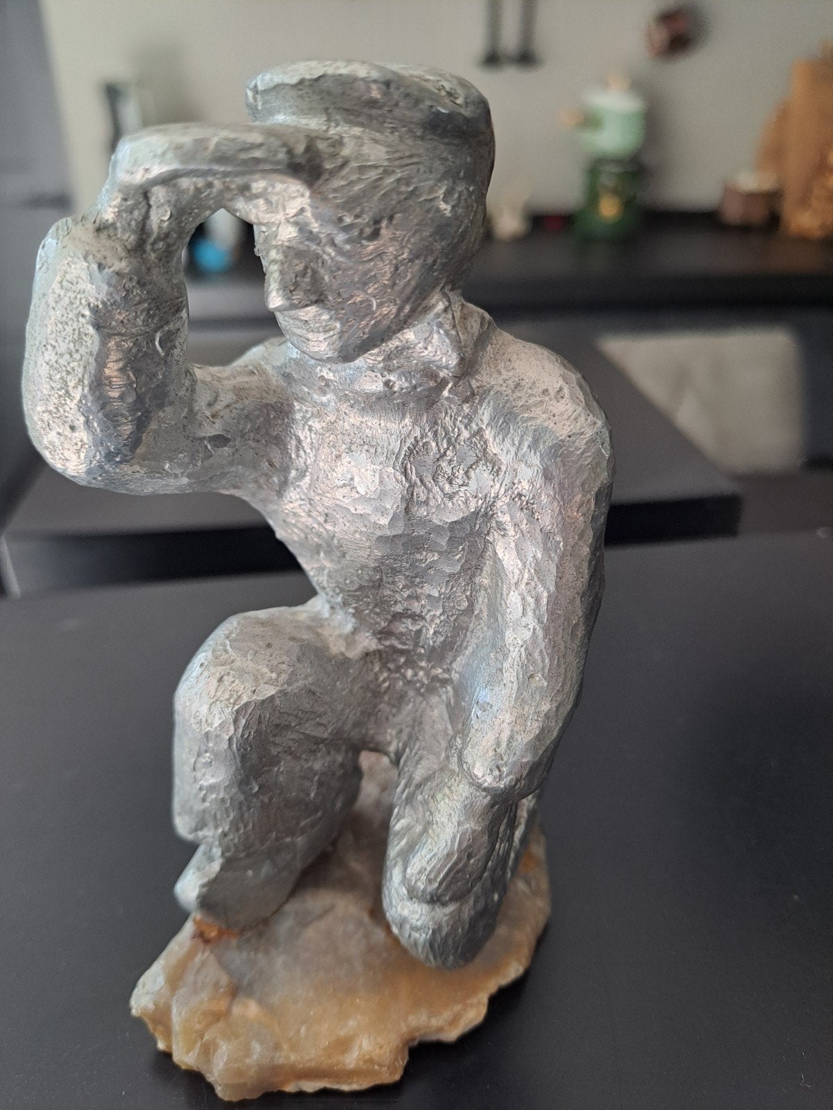 Vintage Tinnen Beeldje Kniezende Man op Steen, Ophalen of Verzenden