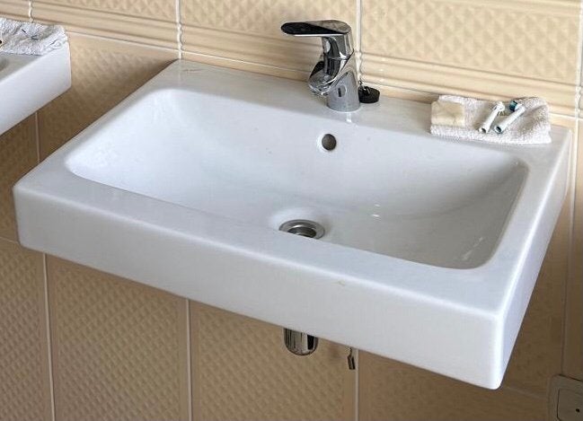 1 Wastafel Sphinx  br 61 x d 50 en kraan Hans Grohe., Ophalen, Zo goed als nieuw, Wastafel