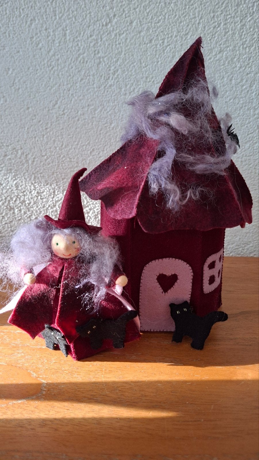 Heks met huisje wolvilt, Ophalen of Verzenden, Figuurtje(s), Wolvilt