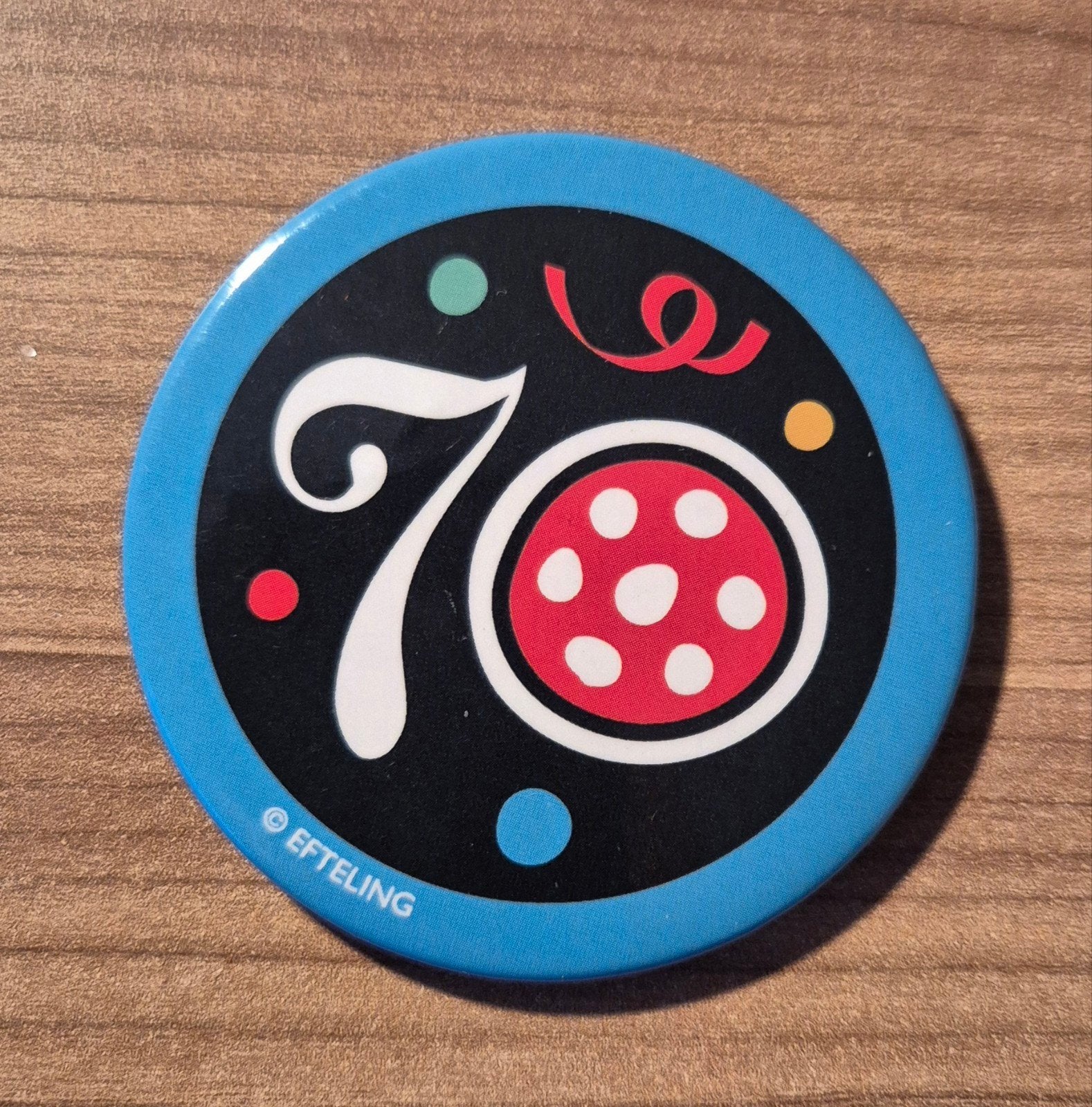 Efteling button - 70 jaar blauw, Verzamelen, Efteling, Ophalen of Verzenden, Nieuw, Button of Speldje