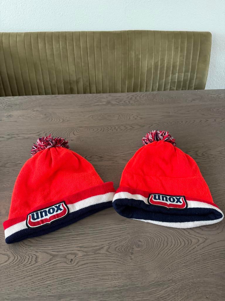 Twee Unox mutsen met pompon, Kleding | Dames, Mutsen, Sjaals en Handschoenen, Ophalen of Verzenden, Nieuw, Muts
