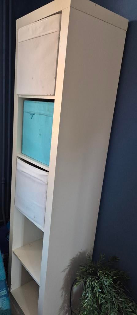 Witte smalle kast met opbergvakken, Ophalen, Met plank(en), Gebruikt, Modern