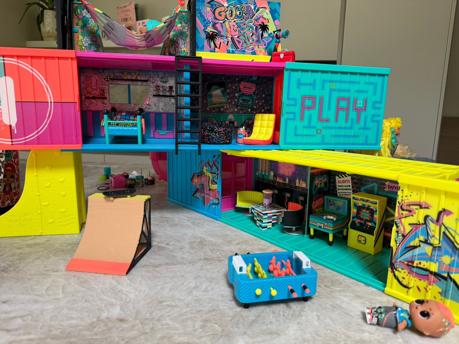 OMG LOL Clubhouse, Kinderen en Baby's, Speelgoed | Poppenhuizen, Ophalen, Zo goed als nieuw, Poppenhuis